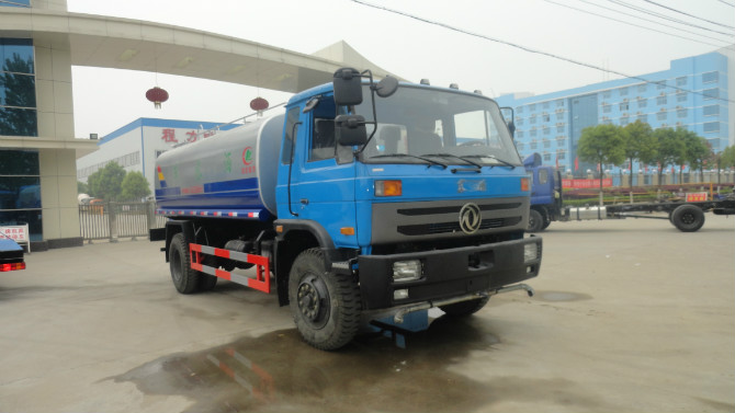 程力廠門 前的東風153灑水車