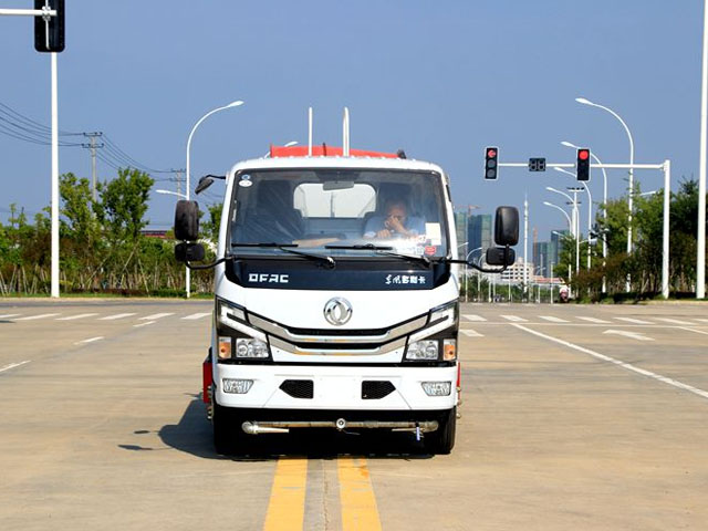 新品上市國(guó)六東風(fēng)多利卡5方霧炮灑水車(chē)圖片2